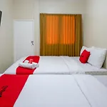 RedDoorz near Ahmad Yani Monument Park Kudus
